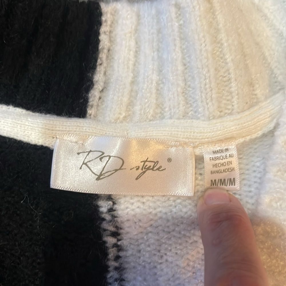 RD Style Black/White V-Neck Sweater in black & white, Size Medium - Picture 9 of 15